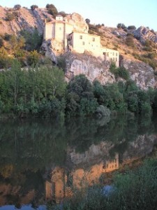 Ermita barroca de San Saturio y el río Duero en Soria