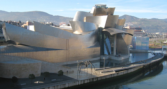 Disfruta del Museo Guggenheim Bilbao viajando en tren