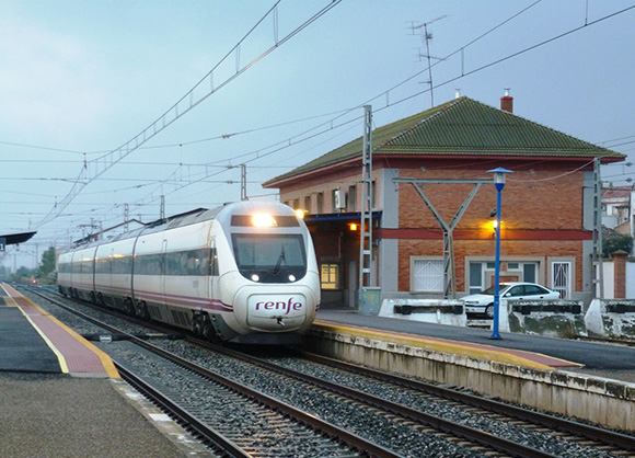Recogen firmas para recuperar en tren entre Palencia y León a las 7:04