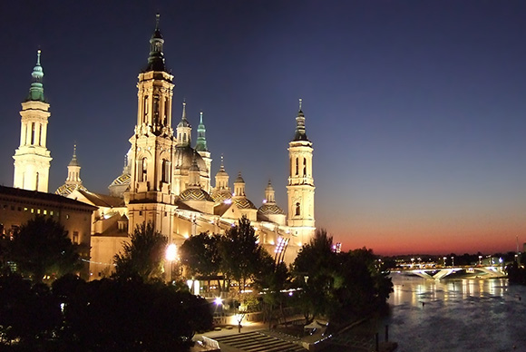 Disfruta de la Basílica de El Pilar viajando en AVE a Zaragoza