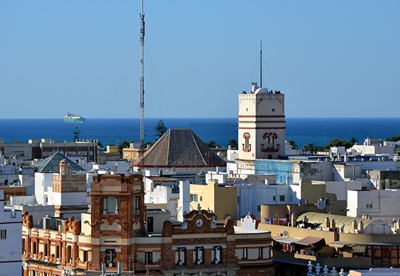 Disfruta del verano conociendo Cádiz con un viaje en tren barato