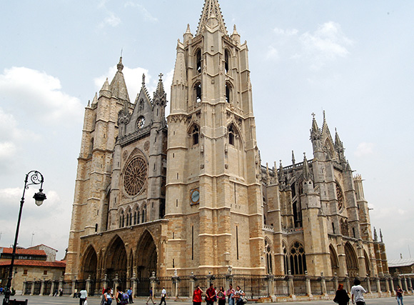 Disfruta de un viaje barato en AVE a León este verano