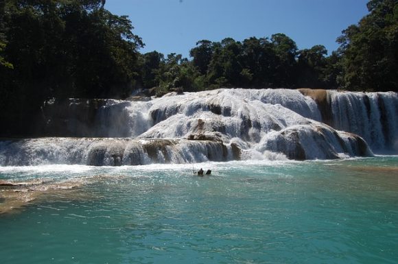 Visita algunas de las piscinas naturales de España llegando en tren