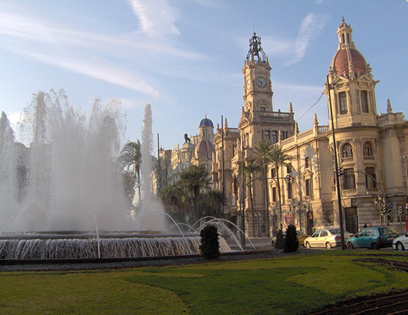 Disfruta de la oferta de plazas en AVE y Larga Distancia para viajar a Valencia