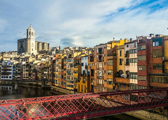 Aprovecha el verano para conocer Girona viajando en trenes AVE