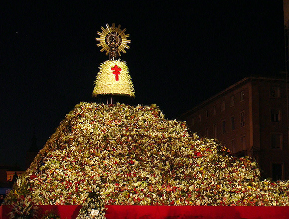 Disfruta de las Fiestas de El Pilar viajando en AVE a Zaragoza