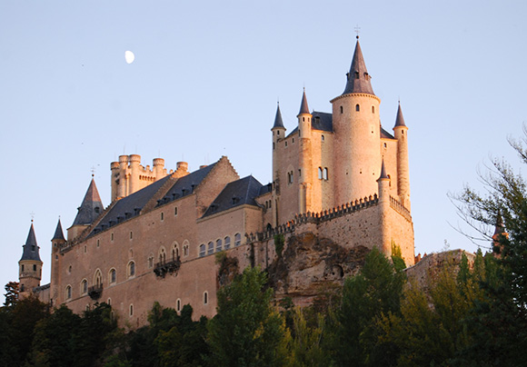 Disfruta de estos castillos viajando en AVE a Segovia