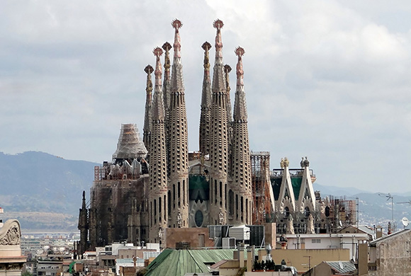 Disfruta de la Barcelona modernista de Gaudí viajando en trenes AVE