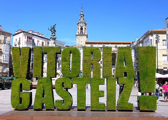 Disfruta de la ciudad de Vitoria este otoño viajando en tren