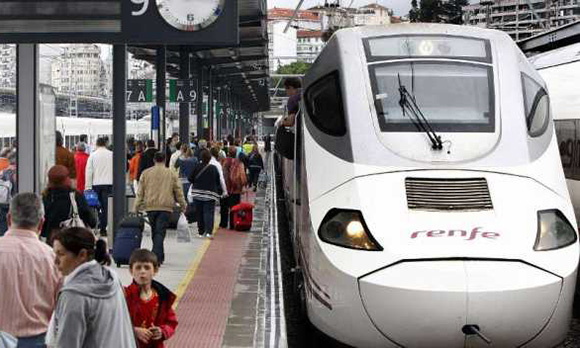 La ocupación del tren A Coruña Vigo se desborda los fines de semana