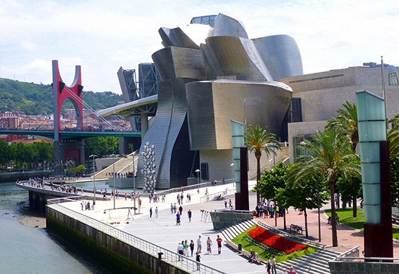 Visita el Museo Guggenheim haciendo un viaje barato en tren a Bilbao