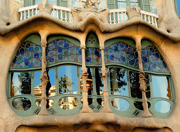 Conoce la arquitectura de Gaudí viajando en AVE a Barcelona