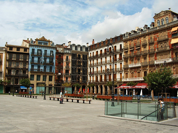 Prepara un viaje barato a Pamplona comprando billetes de tren