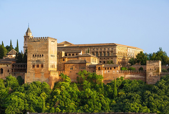 Estas vacaciones haz un viaje barato en tren a Granada para vivir su Semana Santa 2017