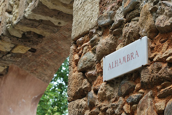 Haz un viaje barato en tren a Granada este mes de mayo y visita la Torre de la Cautiva de La Alhambra