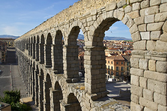 Compra billetes de tren baratos a Segovia en diciembre 2017
