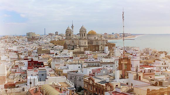 Cádiz es la ciudad de moda 2019, viaja en trenes baratos a conocerla