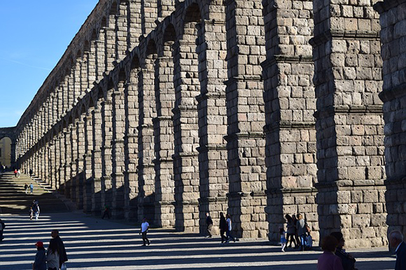 Visita Segovia en trenes AVE baratos este agosto 2019